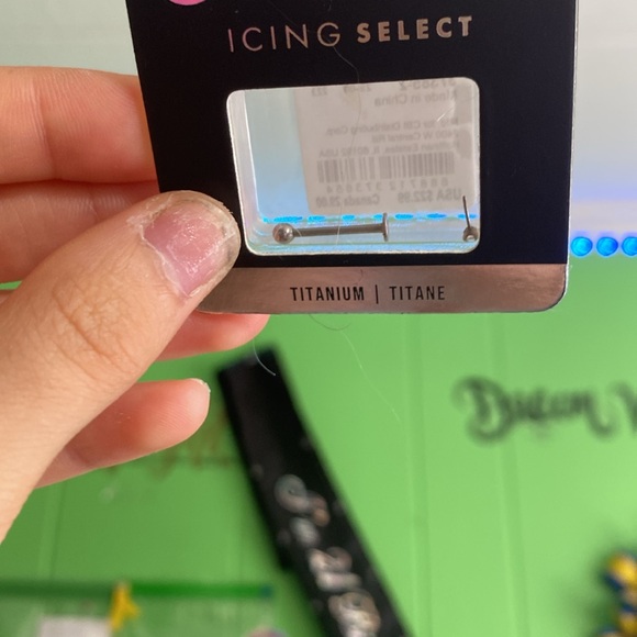 Lip piercing - Picture 2 of 3